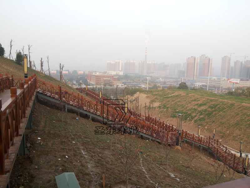 防腐木棧橋